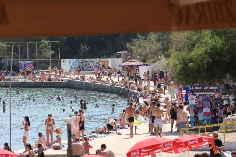 Bačvice prepune kupača: Splićani i turisti spas od toplinskog vala prona&scaron;li u moru