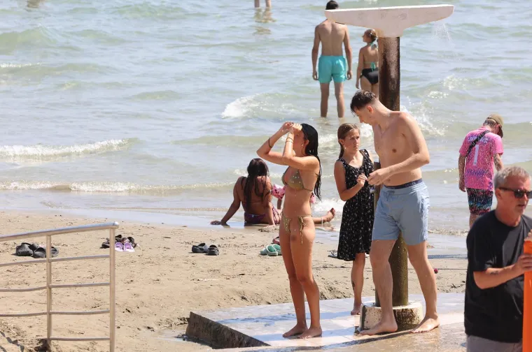 Bačvice prepune kupača: Splićani i turisti spas od toplinskog vala prona&scaron;li u moru