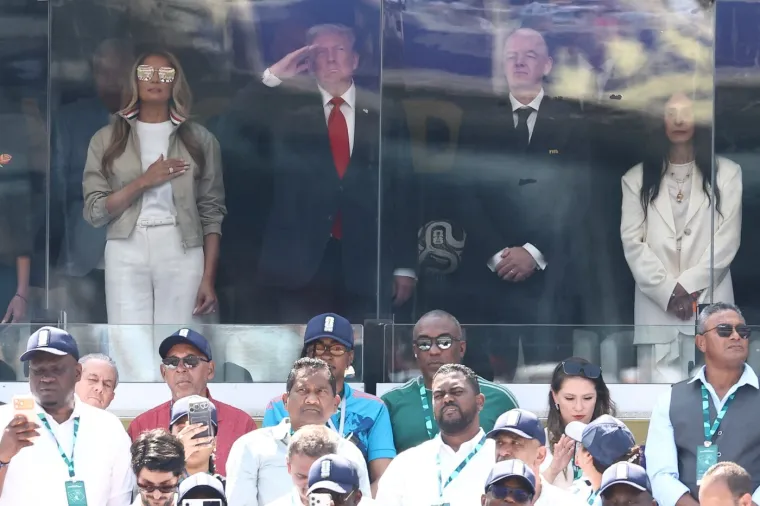 Trump je isto na finalu SP-a - jedva da se vidi. Melania je s njim, a evo tko im pravi dru&scaron;tvo