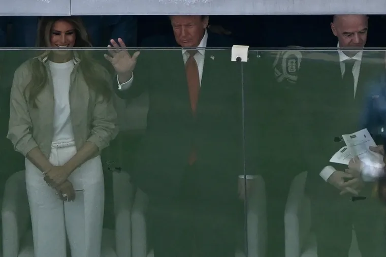 Trump je isto na finalu SP-a - jedva da se vidi. Melania je s njim, a evo tko im pravi dru&scaron;tvo