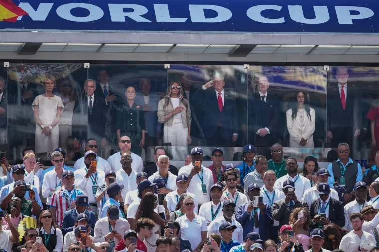 Trump je isto na finalu SP-a - jedva da se vidi. Melania je s njim, a evo tko im pravi dru&scaron;tvo
