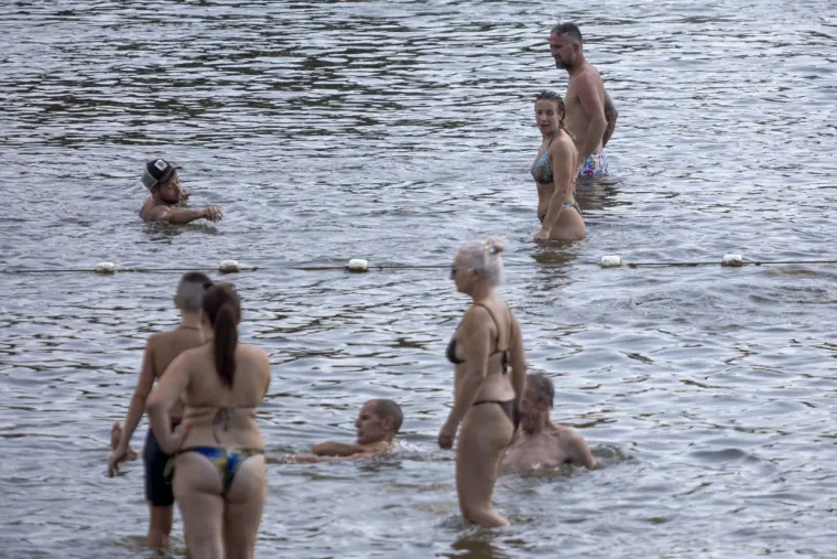 Vrući vikend, jo&scaron; vruća atmosfera: Zgodne legice u badićima okupirale Kopiku