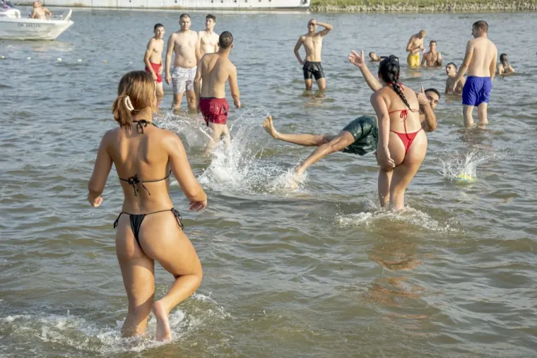 Vrući vikend, jo&scaron; vruća atmosfera: Zgodne legice u badićima okupirale Kopiku