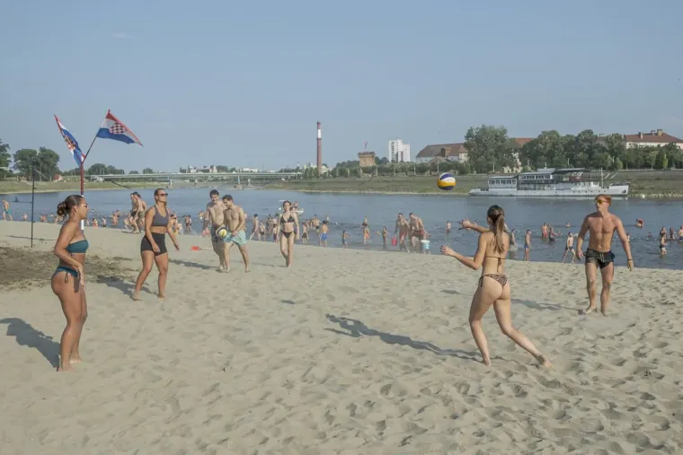 Vrući vikend, jo&scaron; vruća atmosfera: Zgodne legice u badićima okupirale Kopiku