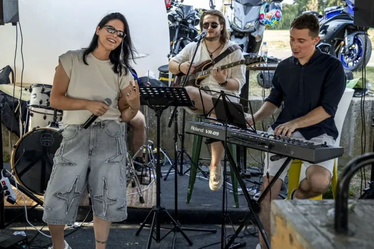 Vrući vikend, jo&scaron; vruća atmosfera: Zgodne legice u badićima okupirale Kopiku