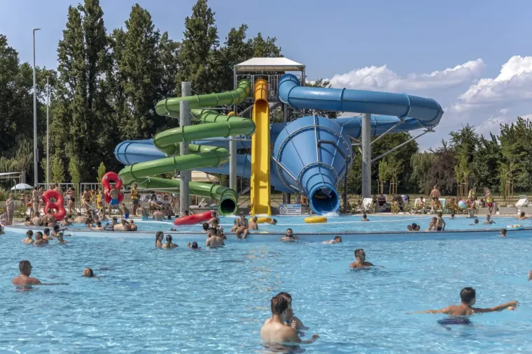 Vrući vikend, jo&scaron; vruća atmosfera: Zgodne legice u badićima okupirale Kopiku