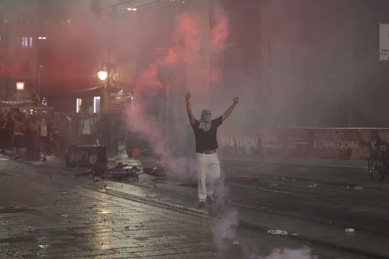Apsolutno ludilo, kr&scaron; i lom: Bacili eksploziv kod policijske zgrade, uslijedio žestoki sukob