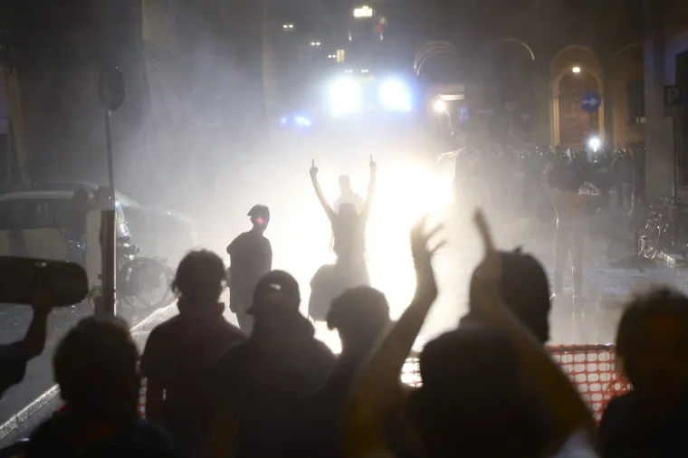 Apsolutno ludilo, kr&scaron; i lom: Bacili eksploziv kod policijske zgrade, uslijedio žestoki sukob