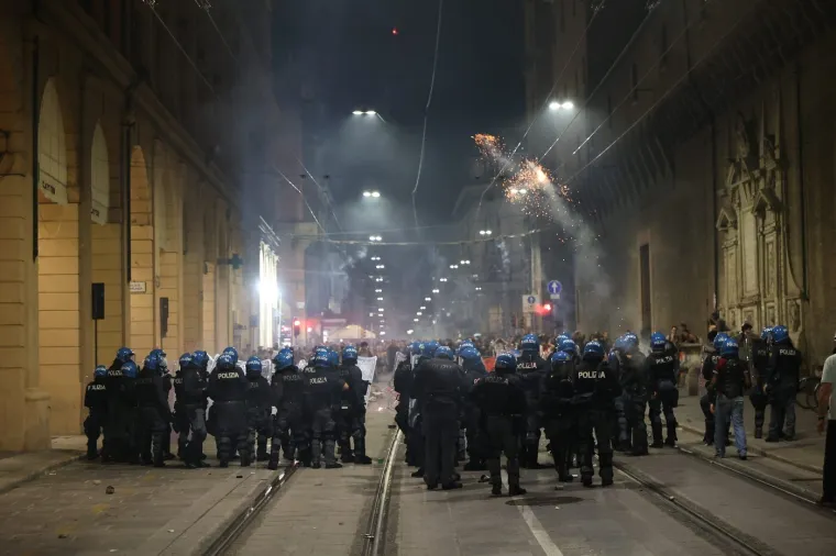 Apsolutno ludilo, kr&scaron; i lom: Bacili eksploziv kod policijske zgrade, uslijedio žestoki sukob