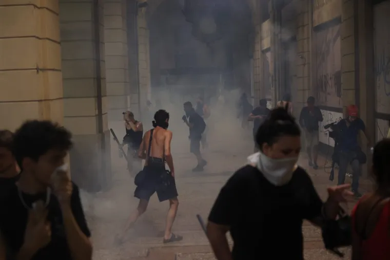 Apsolutno ludilo, kr&scaron; i lom: Bacili eksploziv kod policijske zgrade, uslijedio žestoki sukob