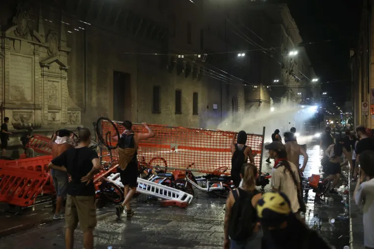Apsolutno ludilo, kr&scaron; i lom: Bacili eksploziv kod policijske zgrade, uslijedio žestoki sukob