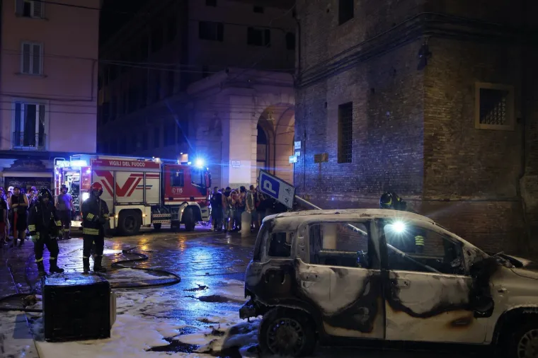 Apsolutno ludilo, kr&scaron; i lom: Bacili eksploziv kod policijske zgrade, uslijedio žestoki sukob