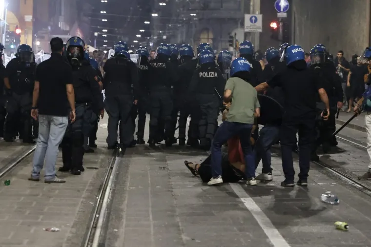 Apsolutno ludilo, kr&scaron; i lom: Bacili eksploziv kod policijske zgrade, uslijedio žestoki sukob