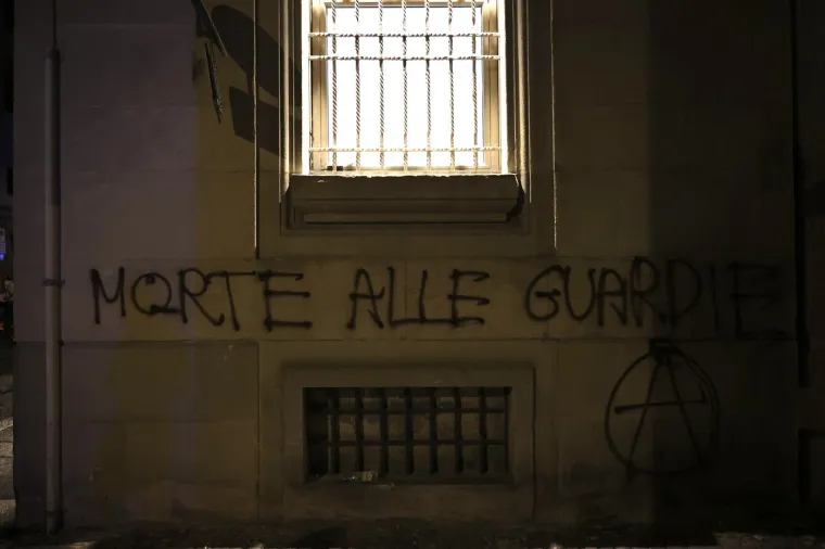 Apsolutno ludilo, kr&scaron; i lom: Bacili eksploziv kod policijske zgrade, uslijedio žestoki sukob