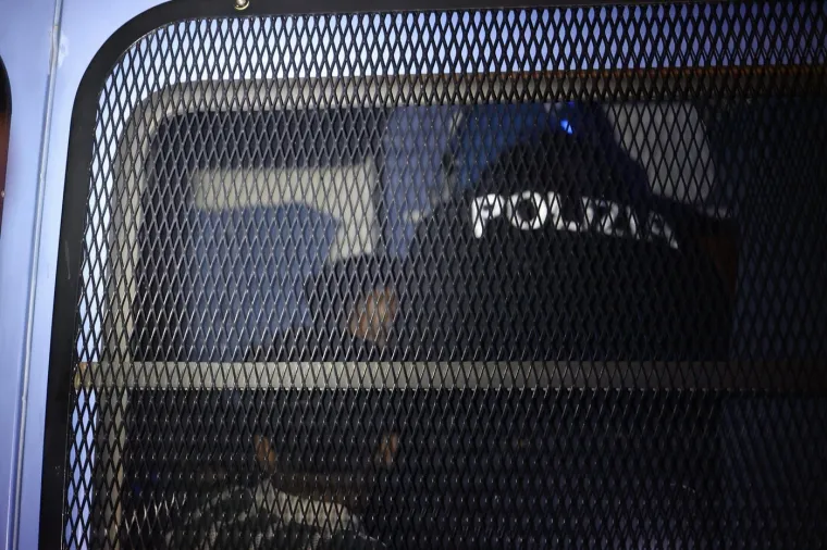 Apsolutno ludilo, kr&scaron; i lom: Bacili eksploziv kod policijske zgrade, uslijedio žestoki sukob