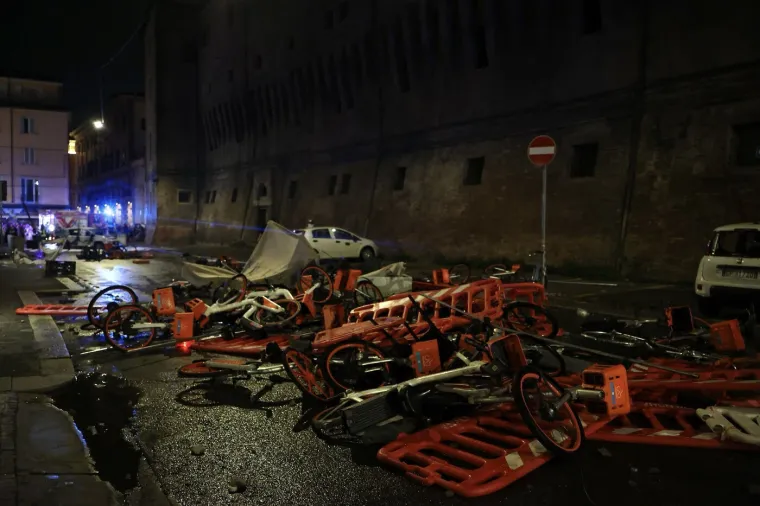 Apsolutno ludilo, kr&scaron; i lom: Bacili eksploziv kod policijske zgrade, uslijedio žestoki sukob