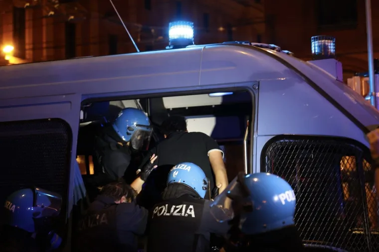 Apsolutno ludilo, kr&scaron; i lom: Bacili eksploziv kod policijske zgrade, uslijedio žestoki sukob