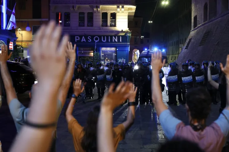 Apsolutno ludilo, kr&scaron; i lom: Bacili eksploziv kod policijske zgrade, uslijedio žestoki sukob