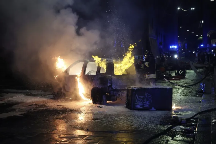 Apsolutno ludilo, kr&scaron; i lom: Bacili eksploziv kod policijske zgrade, uslijedio žestoki sukob