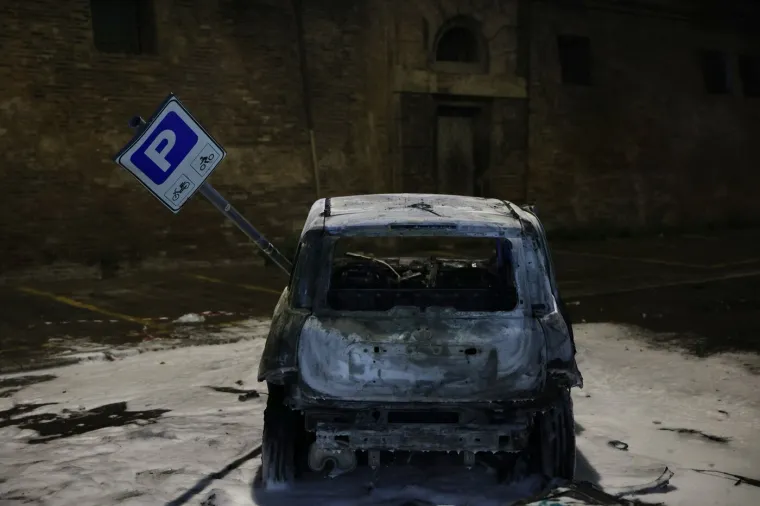 Apsolutno ludilo, kr&scaron; i lom: Bacili eksploziv kod policijske zgrade, uslijedio žestoki sukob