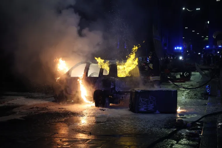 Apsolutno ludilo, kr&scaron; i lom: Bacili eksploziv kod policijske zgrade, uslijedio žestoki sukob