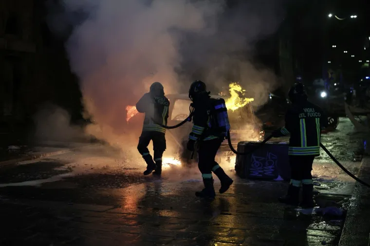 Apsolutno ludilo, kr&scaron; i lom: Bacili eksploziv kod policijske zgrade, uslijedio žestoki sukob