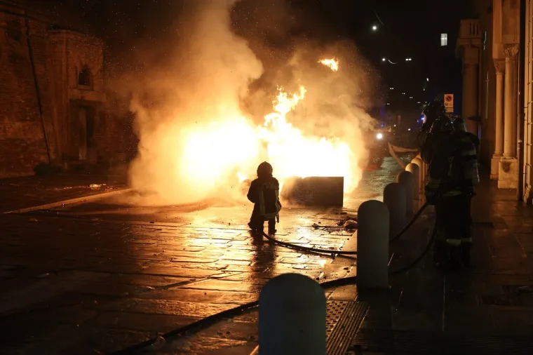 Apsolutno ludilo, kr&scaron; i lom: Bacili eksploziv kod policijske zgrade, uslijedio žestoki sukob