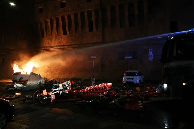 Apsolutno ludilo, kr&scaron; i lom: Bacili eksploziv kod policijske zgrade, uslijedio žestoki sukob