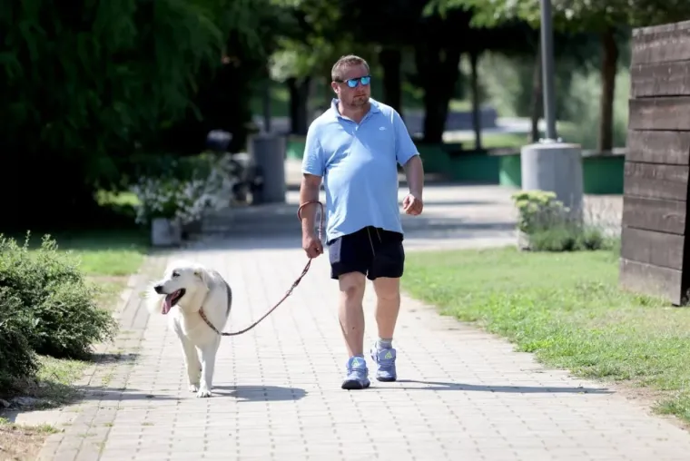 Tko je sve uživao uz Muru? Plavu&scaron;a u cvjetnoj haljini posebno je privukla pažnju prolaznika