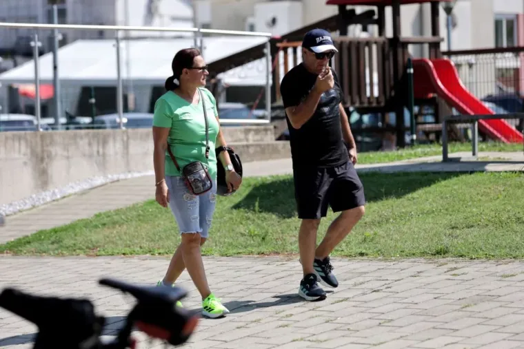 Tko je sve uživao uz Muru? Plavu&scaron;a u cvjetnoj haljini posebno je privukla pažnju prolaznika