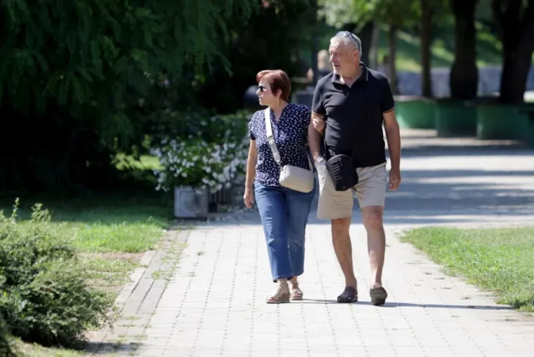 Tko je sve uživao uz Muru? Plavu&scaron;a u cvjetnoj haljini posebno je privukla pažnju prolaznika