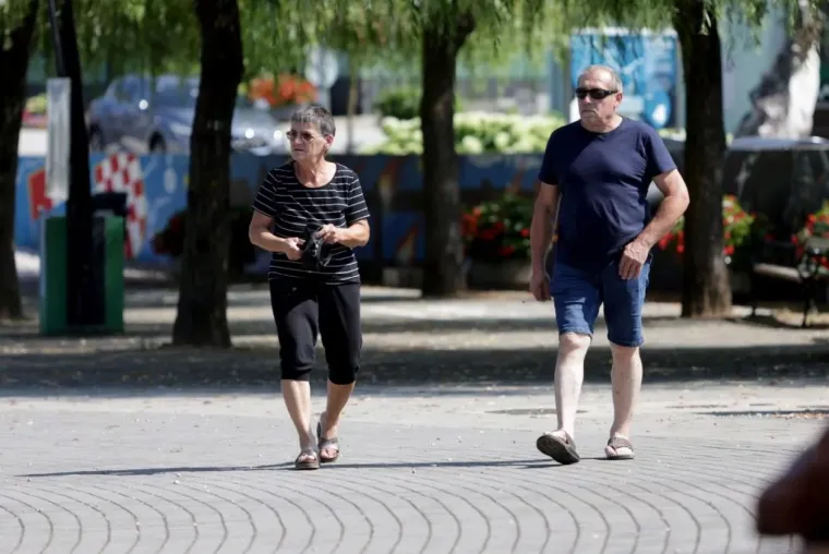 Tko je sve uživao uz Muru? Plavu&scaron;a u cvjetnoj haljini posebno je privukla pažnju prolaznika
