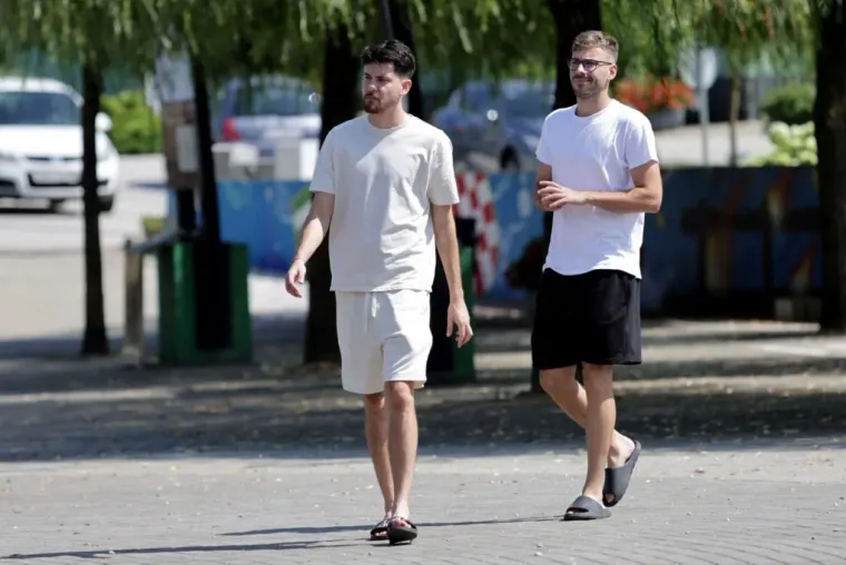 Tko je sve uživao uz Muru? Plavu&scaron;a u cvjetnoj haljini posebno je privukla pažnju prolaznika