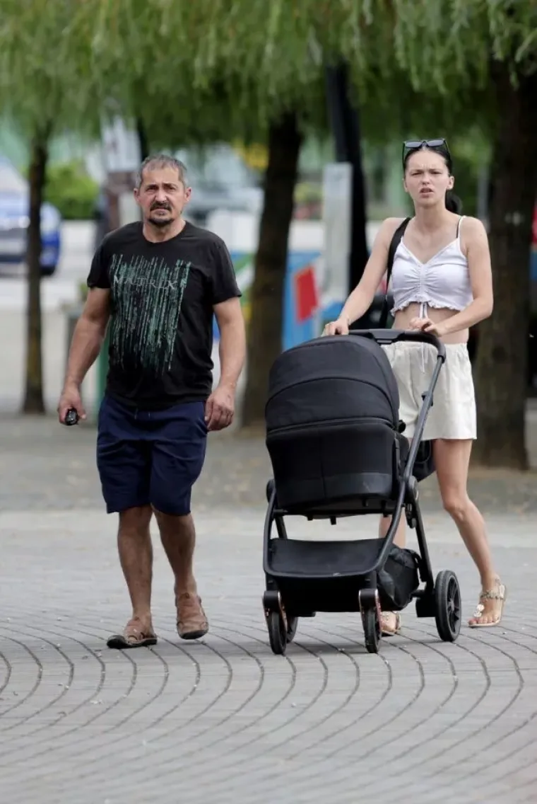 Tko je sve uživao uz Muru? Plavu&scaron;a u cvjetnoj haljini posebno je privukla pažnju prolaznika