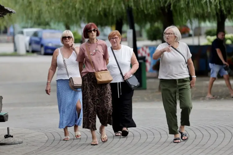 Tko je sve uživao uz Muru? Plavu&scaron;a u cvjetnoj haljini posebno je privukla pažnju prolaznika