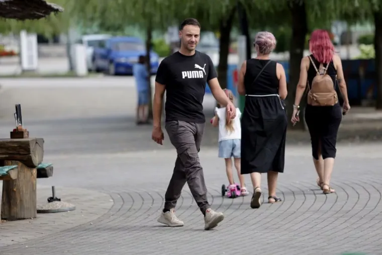 Tko je sve uživao uz Muru? Plavu&scaron;a u cvjetnoj haljini posebno je privukla pažnju prolaznika