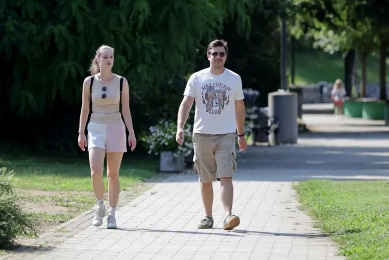 Tko je sve uživao uz Muru? Plavu&scaron;a u cvjetnoj haljini posebno je privukla pažnju prolaznika
