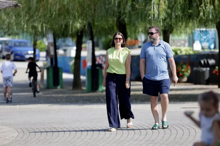 Tko je sve uživao uz Muru? Plavu&scaron;a u cvjetnoj haljini posebno je privukla pažnju prolaznika