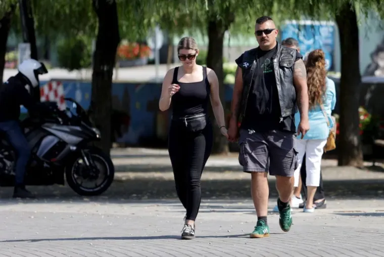 Tko je sve uživao uz Muru? Plavu&scaron;a u cvjetnoj haljini posebno je privukla pažnju prolaznika