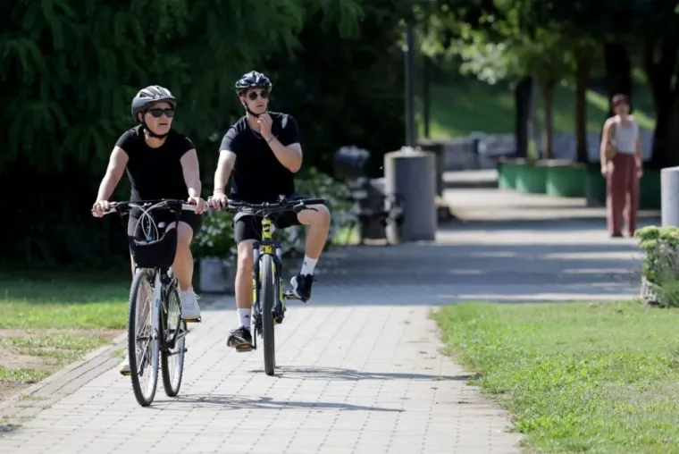 Tko je sve uživao uz Muru? Plavu&scaron;a u cvjetnoj haljini posebno je privukla pažnju prolaznika