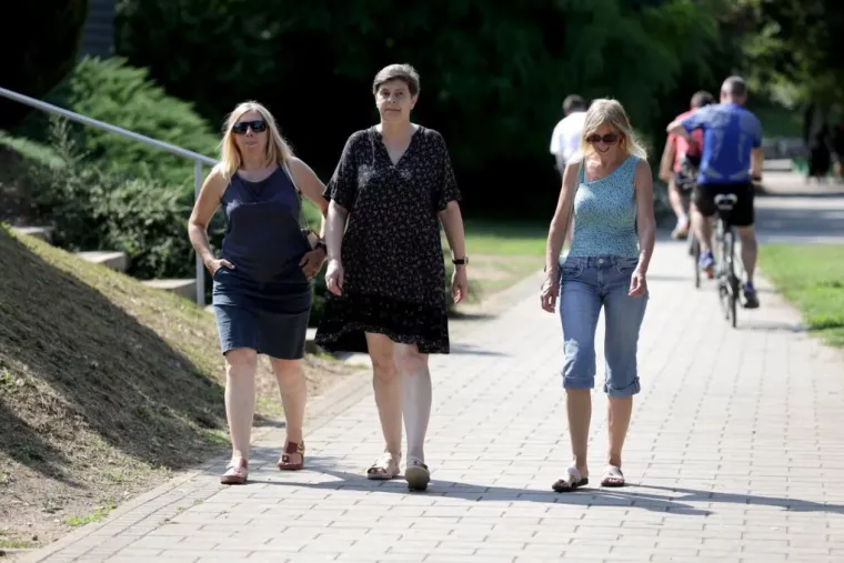 Tko je sve uživao uz Muru? Plavu&scaron;a u cvjetnoj haljini posebno je privukla pažnju prolaznika