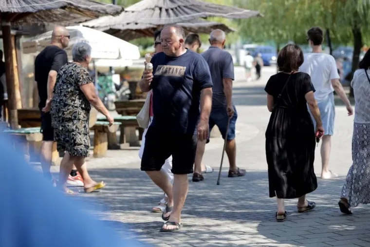 Tko je sve uživao uz Muru? Plavu&scaron;a u cvjetnoj haljini posebno je privukla pažnju prolaznika