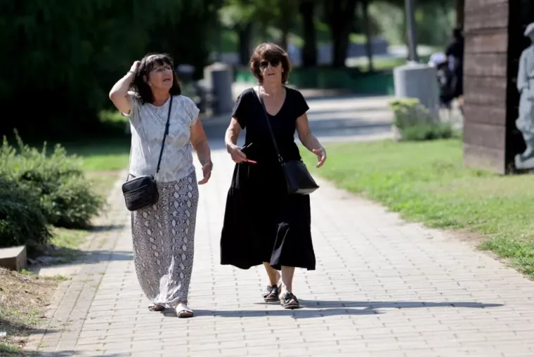 Tko je sve uživao uz Muru? Plavu&scaron;a u cvjetnoj haljini posebno je privukla pažnju prolaznika