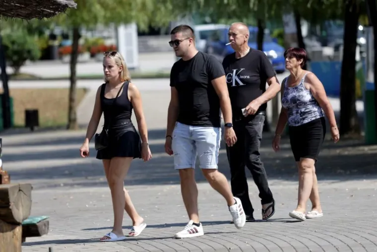 Tko je sve uživao uz Muru? Plavu&scaron;a u cvjetnoj haljini posebno je privukla pažnju prolaznika