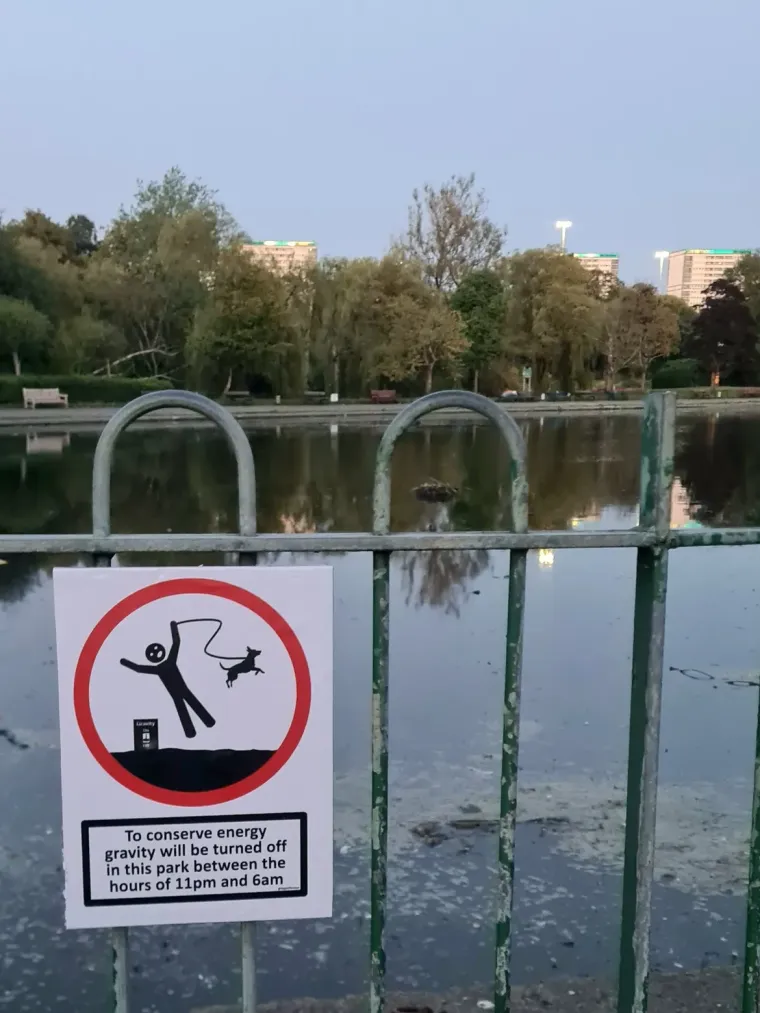 Mu&scaron;karac postavlja urnebesne prometne znakove po gradu: Ovi će vas nasmijati do suza