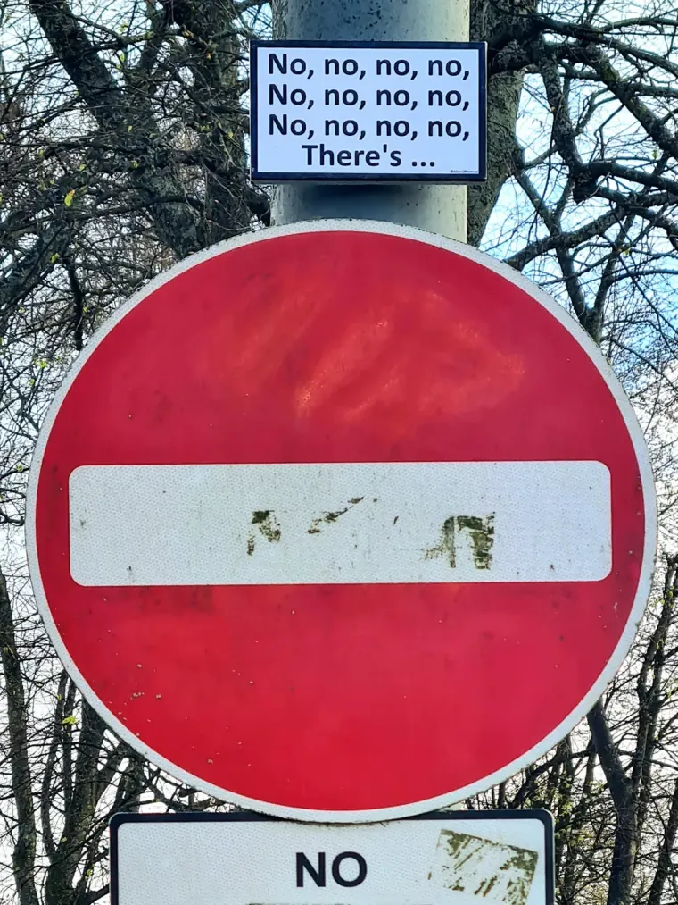 Mu&scaron;karac postavlja urnebesne prometne znakove po gradu: Ovi će vas nasmijati do suza