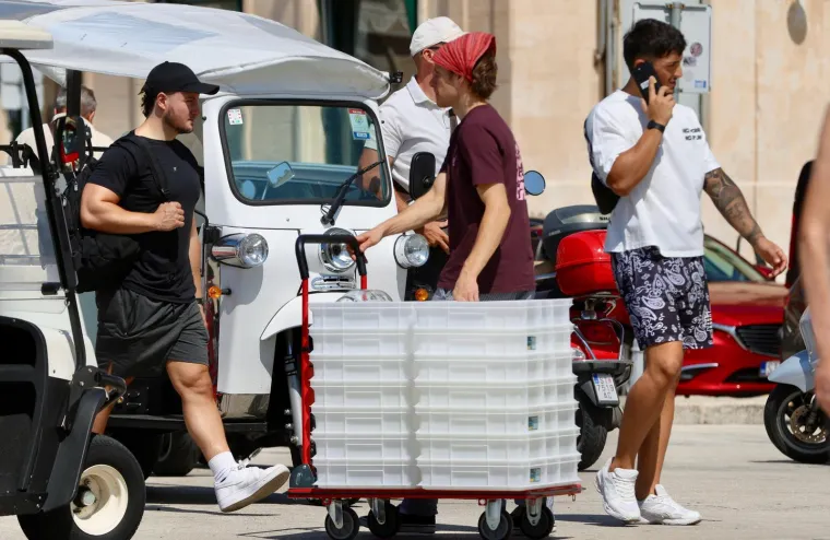Pogledi su bili uprti u nju: Djevojka u kratkim hlačama izazvala pažnju na splitskoj Rivi