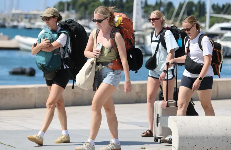 Pogledi su bili uprti u nju: Djevojka u kratkim hlačama izazvala pažnju na splitskoj Rivi