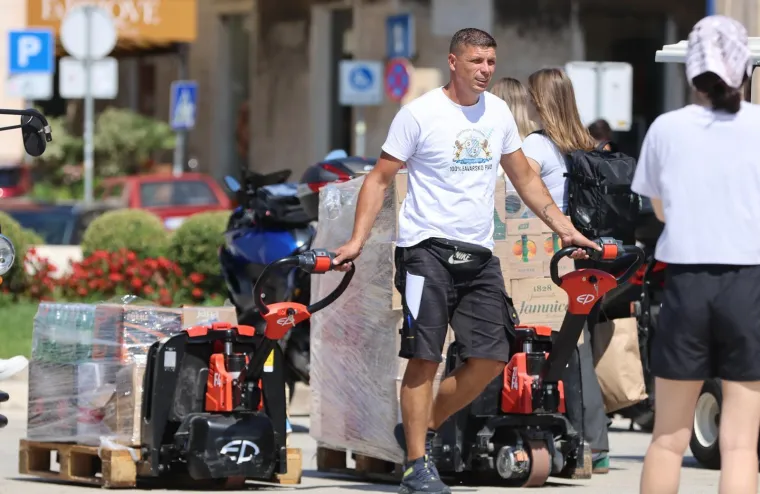 Pogledi su bili uprti u nju: Djevojka u kratkim hlačama izazvala pažnju na splitskoj Rivi
