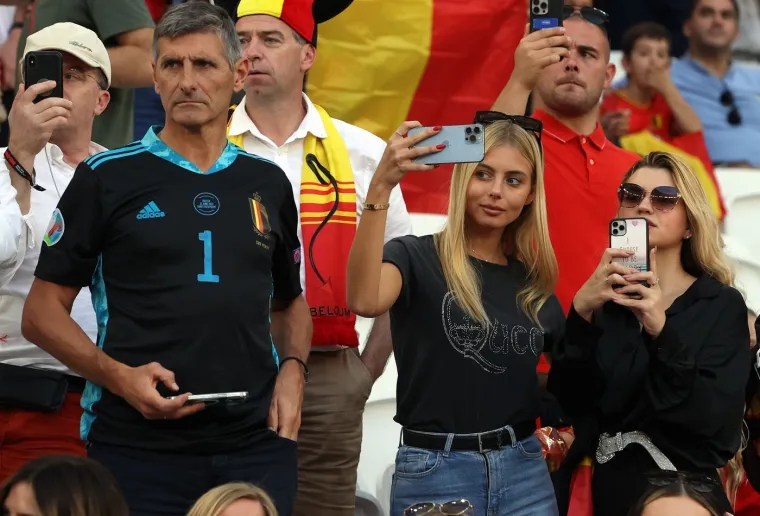 Plavu&scaron;a zbog koje je Courtois izgubio glavu: Atraktivna supruga vratara izgleda nestvarno